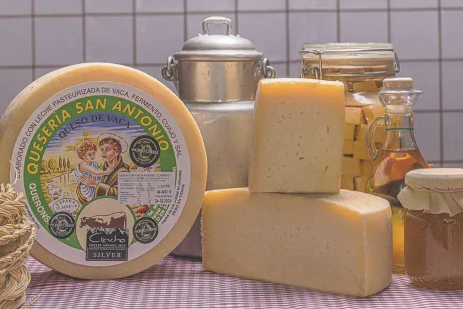 Quesería San Antonio. quesos artesanos. Quesos artesanos en Alicante. Quesos artesanos leche de vaca. Quesos artesanos leche de cabra. Leche de cabra Murciano Granadina. Queso de cabra semicurado artesanal. Queso curado de vaca artesanal. Queso de vaca con pimentón artesanal.